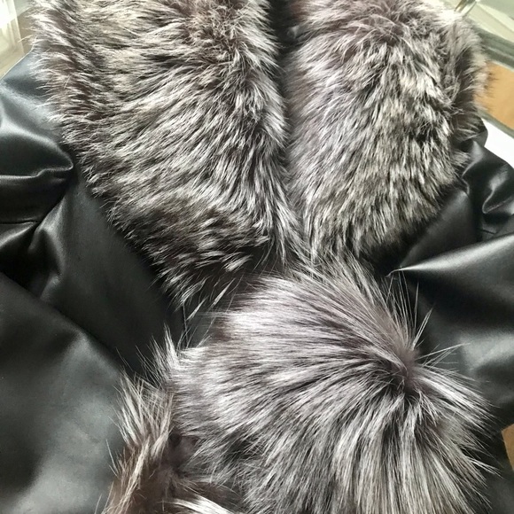 ๐ธ๐ธ๐ธ SOLD ๐ธ๐ธ๐ธ Gorgeous SILVER FOX FUR trim on a long leather coat - Picture 7 of 11